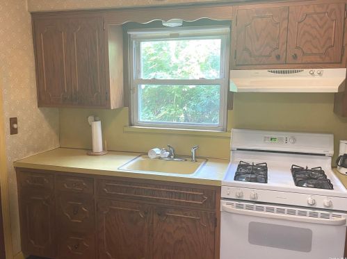 5 Balfour St, Valley Stream NY 11580-1524 exterior