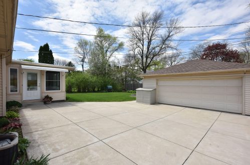 7535 Seneca Rd, Milwaukee WI 53217-3142 exterior