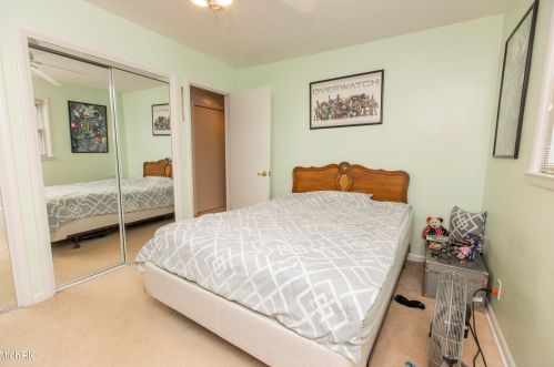 5231 Old Colony Rd, Kalamazoo MI 49008-3216 exterior