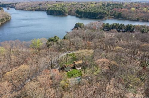 3 Huckleberry Hl Rd, Wilton CT 06897-2802 exterior