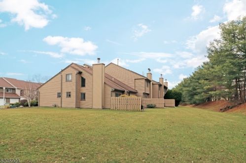 13 Castle Rdg Dr, East Hanover NJ 07936-3558 exterior