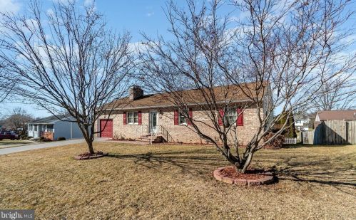 62 Lion Dr, Hanover PA  17331-3847 exterior