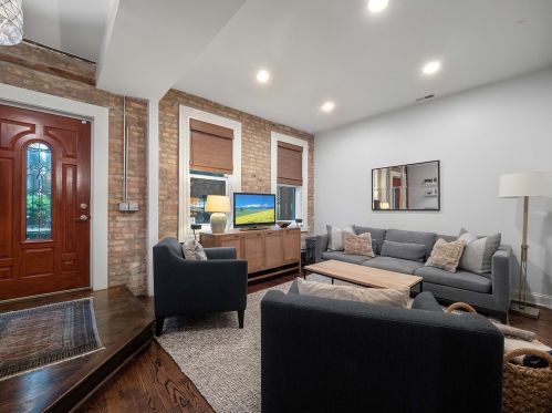 2110 Hoyne Ave, Chicago IL  60647-3308 exterior