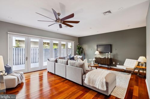 1433 Bainbridge St, Philadelphia PA 19146-2121 exterior