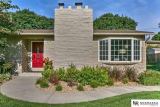814 Dillon Dr, Omaha, NE 68132-1910