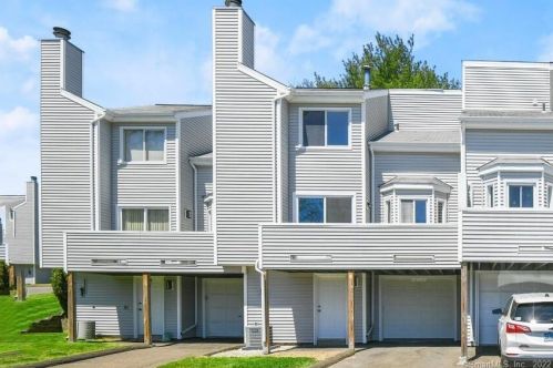 18 Tulip Dr, Seymour CT 06483-4119 exterior