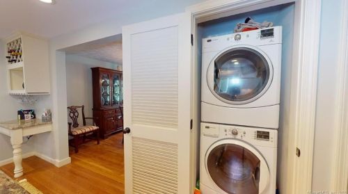 6 Hummingbird Ln, Enfield CT 06082-5709 exterior