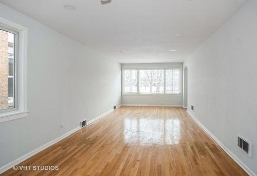 6730 Whipple St, Chicago, IL 60645-4123