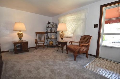 240 Meadowdell Dr, Pittsburgh, PA 15227-4018