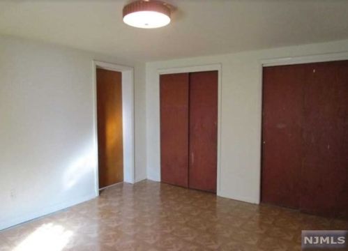 89 Clinton Pl, East Rutherford NJ 07073-1323 exterior