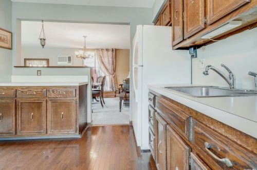 366 Great East Neck Rd, Babylon NY 11704-7616 exterior