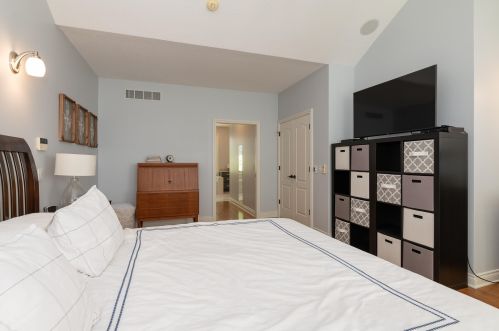 952 Eagle Lk Dr, Kalamazoo MI 49009-8429 exterior