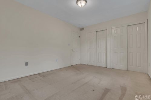 4 Rockoff Ct, Edison NJ  08837-3000 exterior