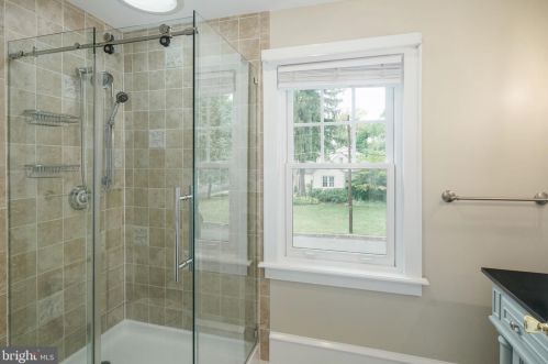 400 Beechwood Ave, Tavistock NJ 08033-1105 exterior