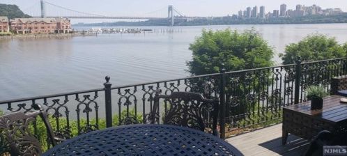 133 Hudson Cv, Edgewater, NJ 07020-1480