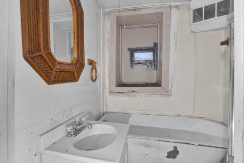 3611 Calumet Ave, Chicago IL 60653-1103 exterior