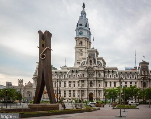 1425 Locust St, Philadelphia PA 19102-3832 exterior