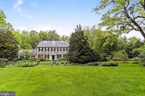 7100 Holyrood Dr, Mc Lean, VA 22101-1554