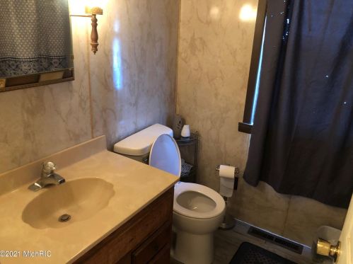 435 Crooked Lk Dr, Kalamazoo MI 49009-8930 exterior