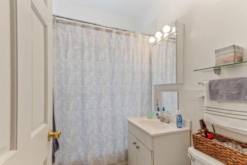 2235 Morse Ave, Chicago IL 60645-2932 exterior