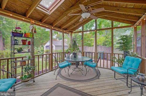 2105 Rampart Dr, Alexandria VA 22308-1537 exterior