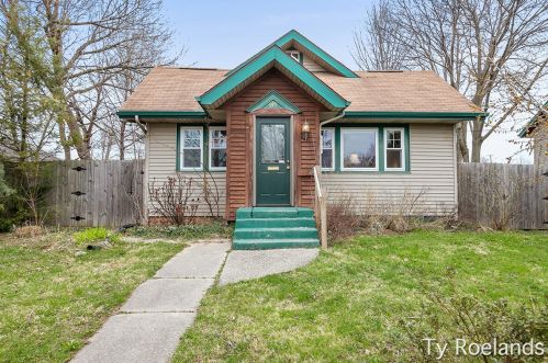 919 Leonard St, Grand Rapids MI 49504-4153 exterior