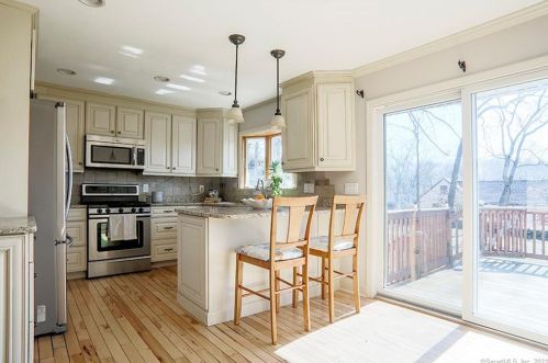 1 Colonial Pl, Norwalk CT 06851-5005 exterior