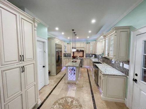 2 Linden Pl, Middletown NY 10940-4824 exterior