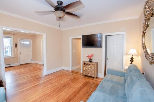 27 Peckham Ave, Middletown RI 02842-5731 exterior