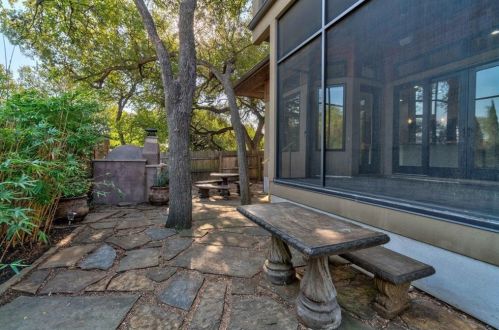 810 Christopher St, Austin TX 78704-1619 exterior