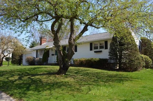 37 Douglas Dr, Enfield CT 06082-2522 exterior