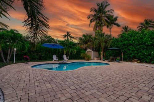 2549 Terrace Ave, Naples FL 34104-4322 exterior