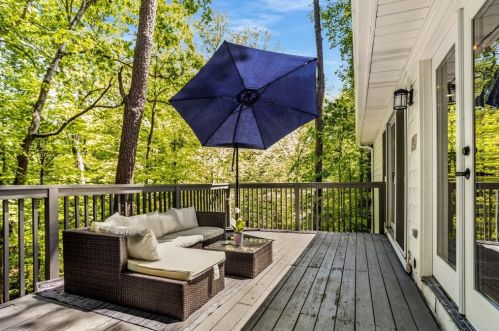 2933 Margaret Mitchell Ct, Atlanta GA 30327-1614 exterior