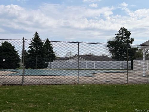 39623 Vlg Wood Ln, Novi MI 48375-4554 exterior