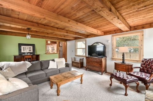 4929 Hollywood Ave, Milwaukee WI 53217-5935 exterior