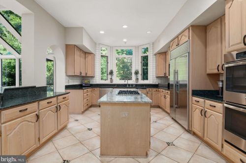 9821 Avenel Farm Dr, Rockville MD  20854-5414 exterior