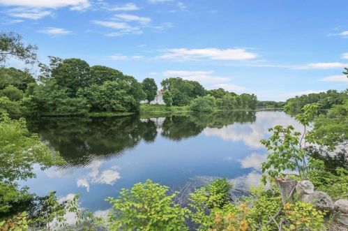 37 Commerce Ave, Killingly CT 06239-2804 exterior