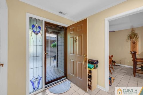 73 Laurel Holw Ct, Edison NJ 08820-1043 exterior