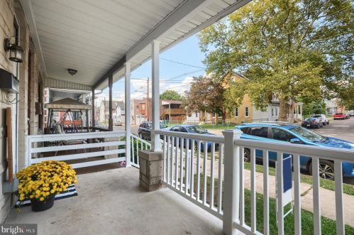 330 Oak St, Pottstown PA  19464-5357 exterior