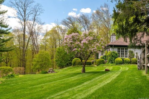 29 Half Mile Rd, Armonk NY  10504-1307 exterior