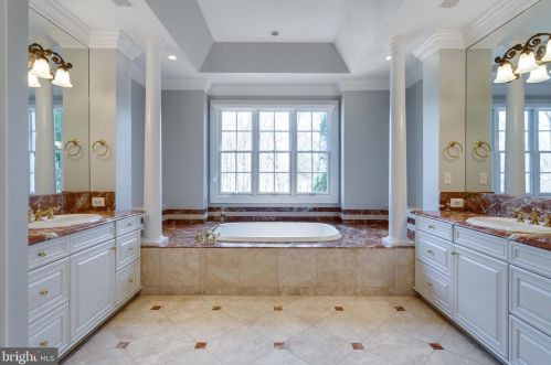 884 Alvermar Rdg Dr, Mc Lean VA 22102-1435 exterior