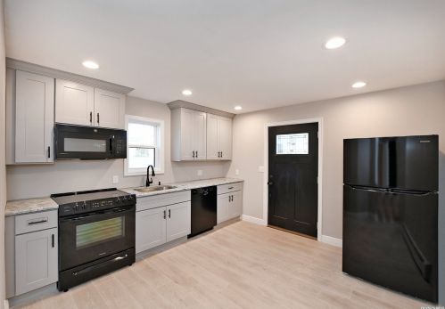 25 Lieper St, Huntington Station, NY 11746-3825