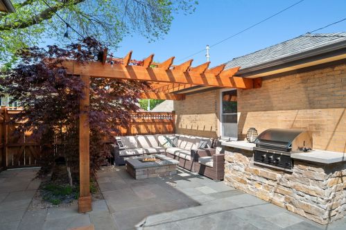 2955 Sunnyside Ave, Chicago IL 60630-3923 exterior