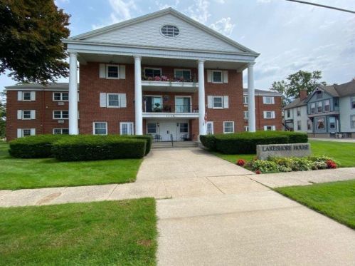 1249 Lakeshore Dr, Meskegon MI  49441-1693 exterior