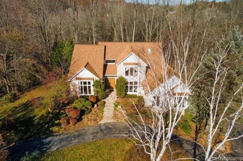 5215 Stonehenge Dr, Rochester, MI 48306-2658