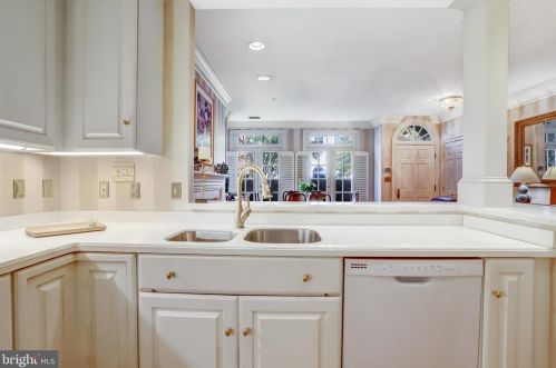 25 Wilkes St, Alexandria VA 22314-3853 exterior