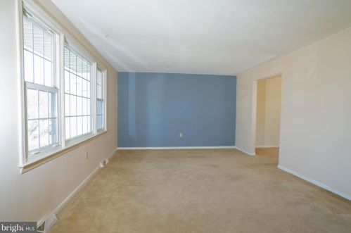 877 Lamplight Cir, Lancaster, PA 17601-5714