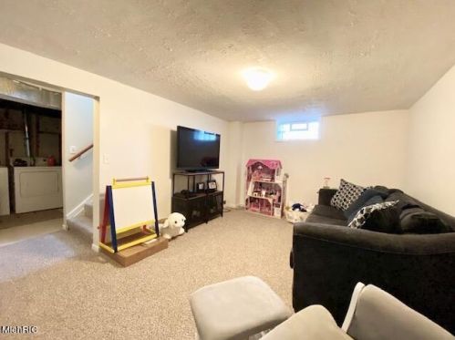 1301 Cavanagh St, Grand Rapids MI 49508-6127 exterior