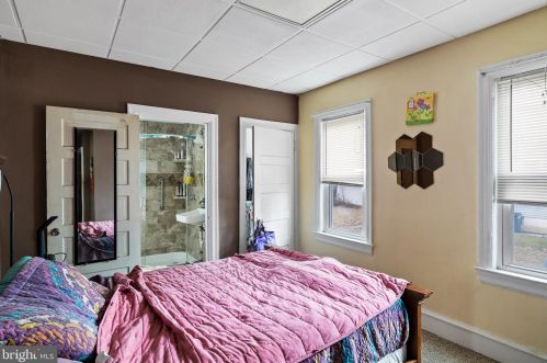 31 Clinton Ave, Camden NJ 08109-2006 exterior