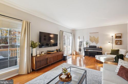 6607 Kelsey Pt Cir, Alexandria VA 22315-5528 exterior